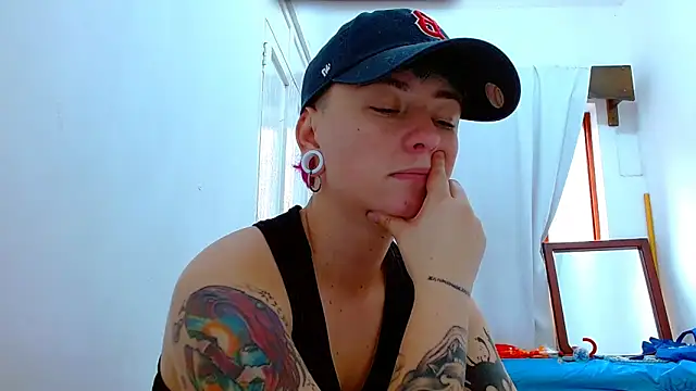 Snapshot of tomboyblue chatting on November 21, 12:26 pm tomboyblue online show from November 21, 12:26 pm