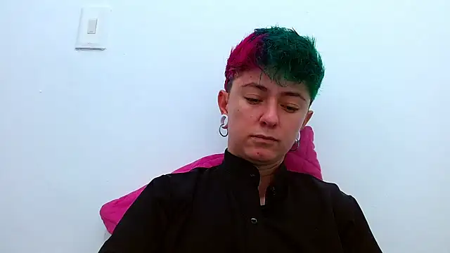 Snapshot of tomboyblue chatting on November 30, 2:32 pm tomboyblue online show from November 30, 2:32 pm