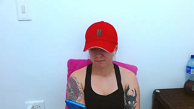 Snapshot of tomboyblue chatting on December 3, 3:21 pm tomboyblue online show from December 3, 3:21 pm