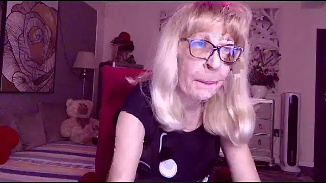 Snapshot of HornyMilf_555 chatting on February 11, 4:12 pm HornyMilf 555 online show from February 11, 4:12 pm