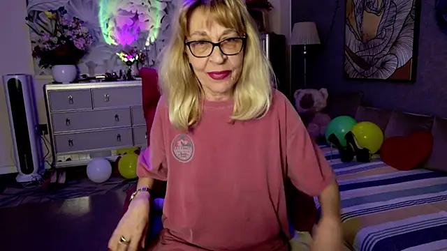 Snapshot of HornyMilf_555 chatting on February 17, 3:08 pm HornyMilf 555 online show from February 17, 3:08 pm