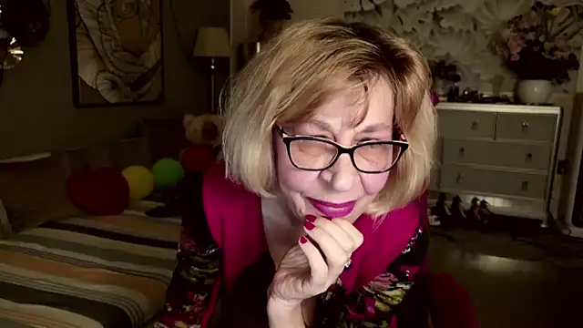 HornyMilf 555 online show from May 12, 5:15 am