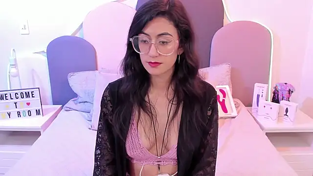 Snapshot of SophieGomez22 chatting on January 18, 2:33 pm SophieGomez22 online show from January 18, 2:33 pm