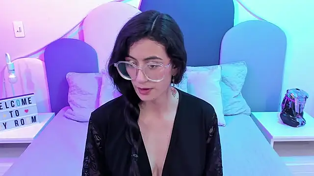 Snapshot of SophieGomez22 chatting on February 19, 11:17 am SophieGomez22 online show from February 19, 11:17 am