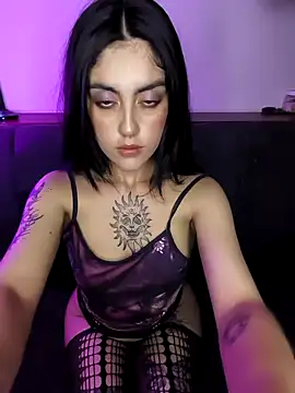 Snapshot of Mazikeen-- chatting on December 18, 11:33 pm Mazikeen-- online show from December 18, 11:33 pm