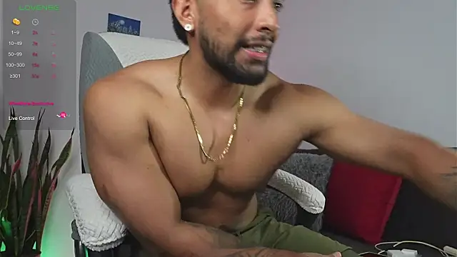 Snapshot of Couple_muscle1 chatting on May 21, 8:49 pm Couple muscle1 online show from May 21, 8:49 pm