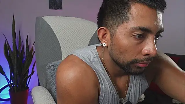 Snapshot of Couple_muscle1 chatting on May 31, 12:19 am Couple muscle1 online show from May 31, 12:19 am