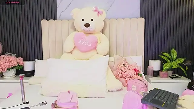 Snapshot of Madiee_Rhea chatting on June 18, 7:40 pm Madiee Rhea online show from June 18, 7:40 pm