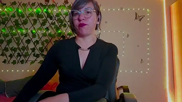 Lady breaks hearts online show from October 31, 10:05 am