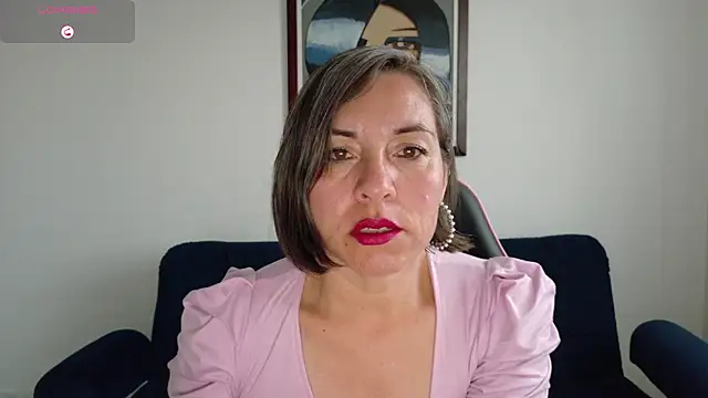 Lady breaks hearts online show from December 4, 10:29 pm