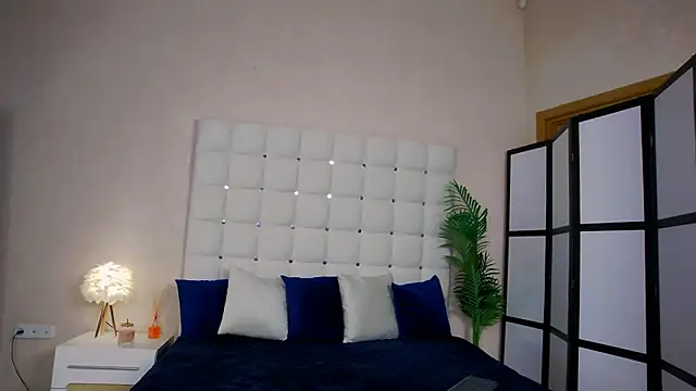 Snapshot of NicoleRosss chatting on March 4, 6:18 pm NicoleRosss online show from March 4, 6:18 pm