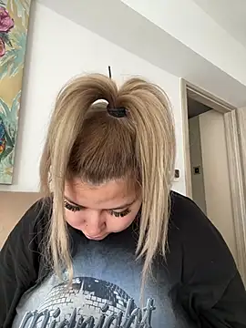 AllysonK online show from March 6, 9:36 am