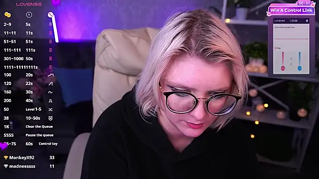 Snapshot of CoolTatis chatting on March 18, 5:21 pm CoolTatis online show from March 18, 5:21 pm