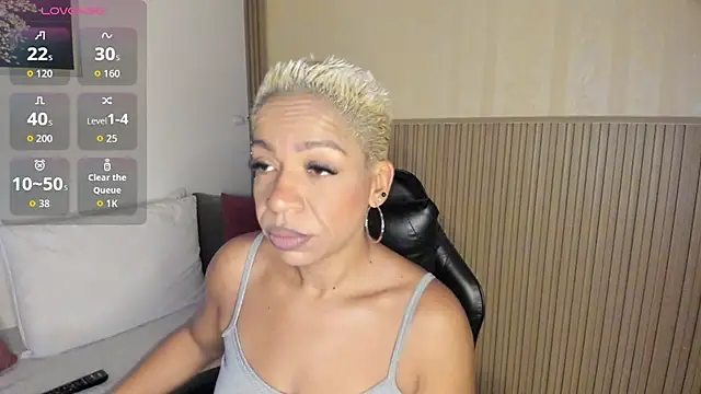 Snapshot of summer_night_ chatting on November 12, 11:32 am summer night online show from November 12, 11:32 am