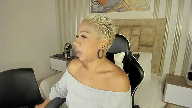 Snapshot of summer_night_ chatting on December 4, 10:57 am summer night online show from December 4, 10:57 am