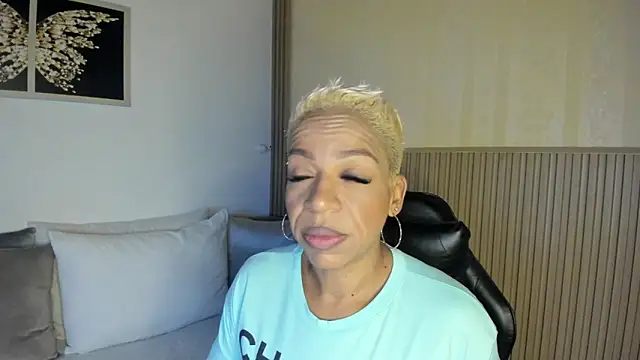 Snapshot of summer_night_ chatting on December 14, 12:32 pm summer night online show from December 14, 12:32 pm