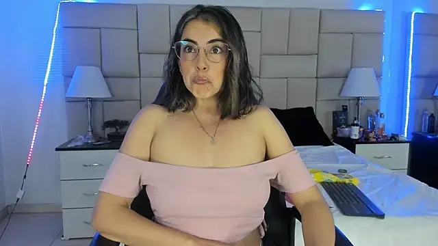 Snapshot of IsisLoveyes_ chatting on January 2, 12:23 am IsisLoveyes online show from January 2, 12:23 am