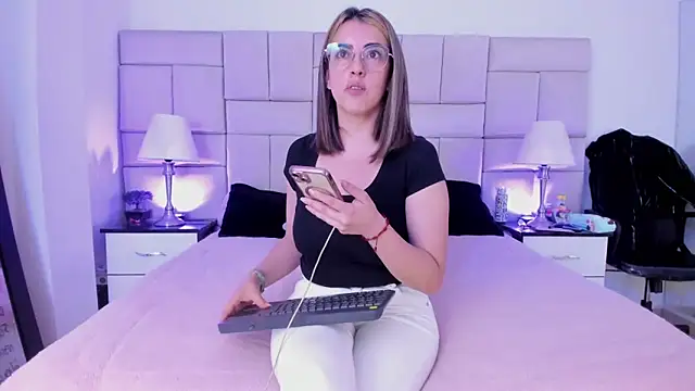 Snapshot of IsisLoveyes_ chatting on February 5, 12:04 am IsisLoveyes online show from February 5, 12:04 am