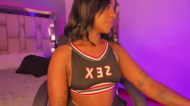 Snapshot of EmilyHaan chatting on December 19, 4:45 am EmilyHaan online show from December 19, 4:45 am