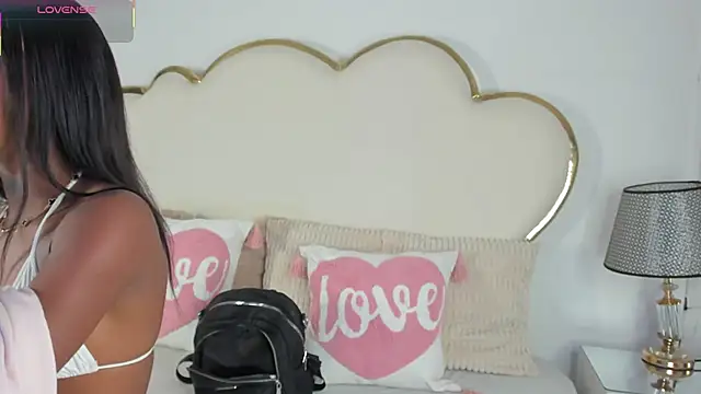 Snapshot of CahitlinBell chatting on October 24, 5:48 am CahitlinBell online show from October 24, 5:48 am