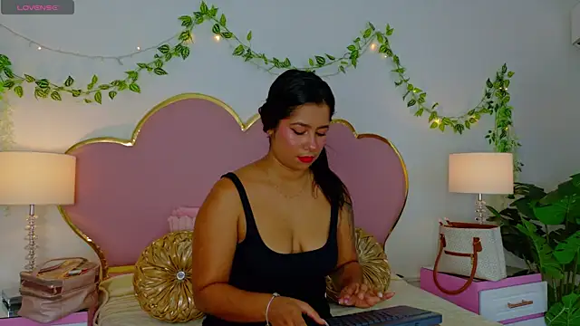 EmmaCrush online show from November 6, 9:05 pm