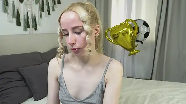 Snapshot of Cassie_Kelman chatting on June 23, 9:24 pm Cassie Kelman online show from June 23, 9:24 pm