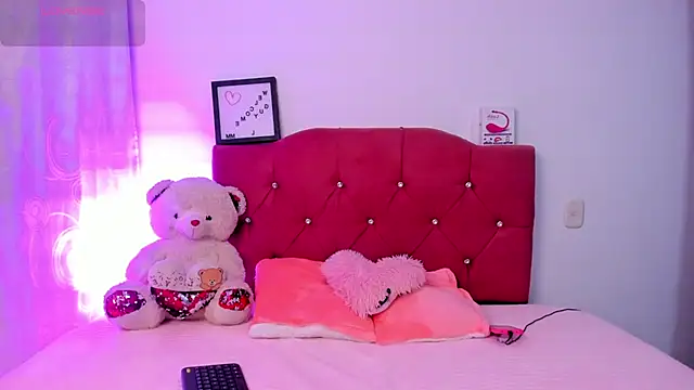 Snapshot of LucianaTomson chatting on October 8, 11:02 pm LucianaTomson online show from October 8, 11:02 pm