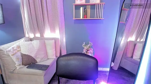 Snapshot of _alaiasmile_ chatting on June 19, 7:17 pm alaiasmile online show from June 19, 7:17 pm