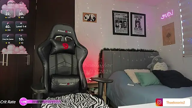  thaeltaylor online show from December 5, 4:55 pm