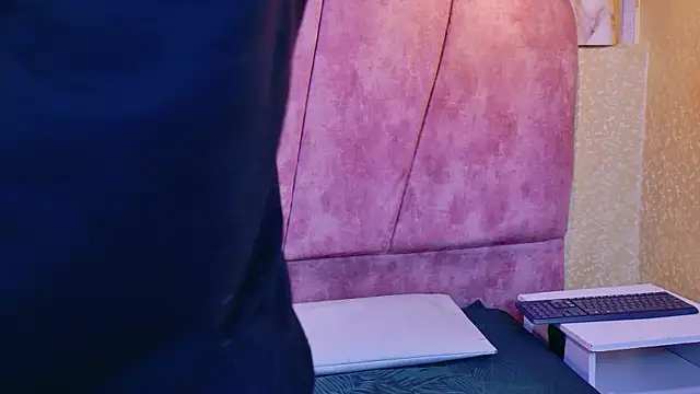 kendalltaylorr online show from January 7, 12:29 pm