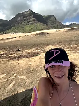 Snapshot of therealbeverlycious chatting on October 3, 10:56 am therealbeverlycious online show from October 3, 10:56 am