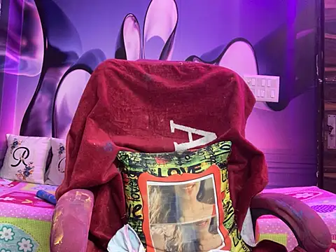 Snapshot of Royal_girl_1 chatting on March 13, 7:28 pm Royal girl 1 online show from March 13, 7:28 pm