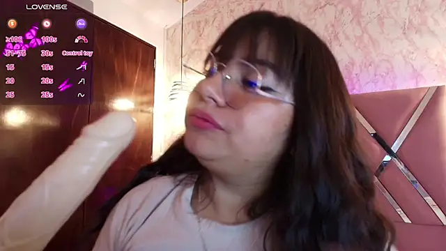 Snapshot of Miaa_Smiith1 chatting on February 24, 3:20 pm Miaa Smiith1 online show from February 24, 3:20 pm