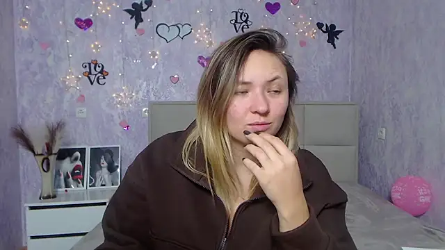 Snapshot of SallyVerda chatting on February 7, 5:10 am SallyVerda online show from February 7, 5:10 am