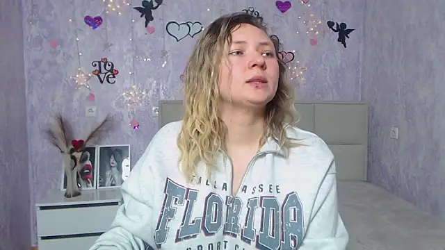 Snapshot of SallyVerda chatting on February 19, 6:54 pm SallyVerda online show from February 19, 6:54 pm