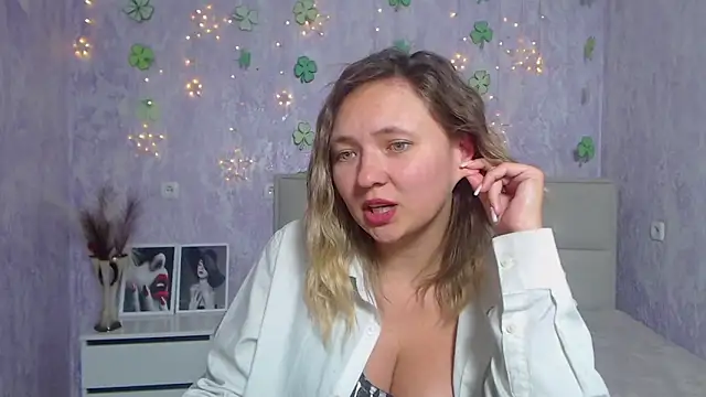 Snapshot of SallyVerda chatting on March 18, 12:49 am SallyVerda online show from March 18, 12:49 am