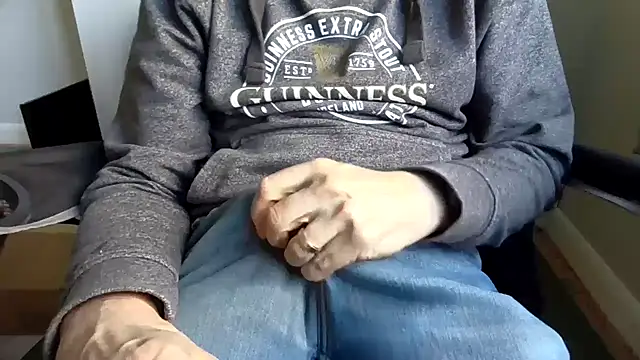 hornyguyuk1973 online show from March 13, 8:21 am