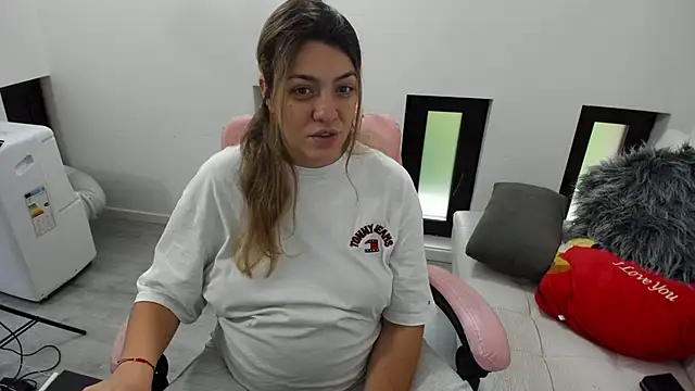 Dyana Kaylinn online show from June 12, 5:06 am