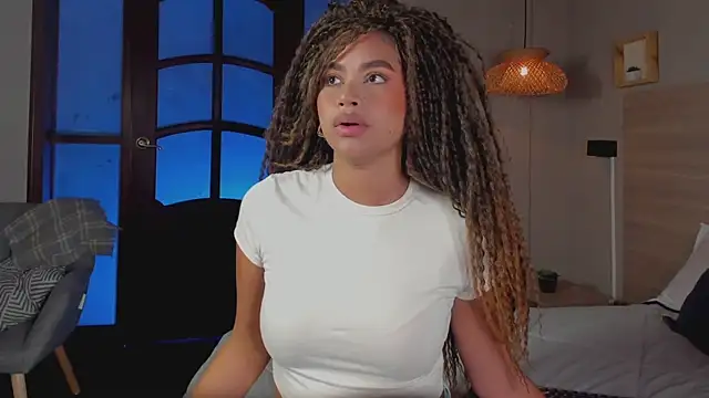 nayah   online show from November 11, 9:15 pm