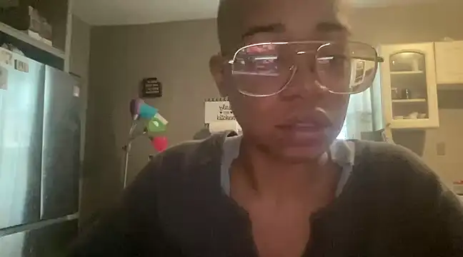 Snapshot of MommyConfident chatting on December 1, 8:20 pm MommyConfident online show from December 1, 8:20 pm