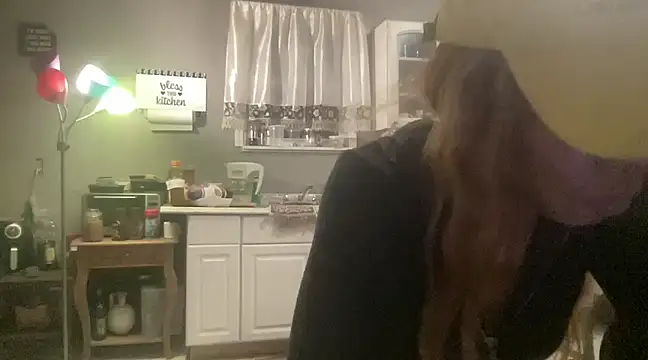 Snapshot of MommyConfident chatting on January 29, 9:33 am MommyConfident online show from January 29, 9:33 am