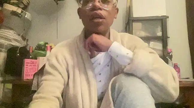 Snapshot of MommyConfident chatting on February 17, 3:58 am MommyConfident online show from February 17, 3:58 am