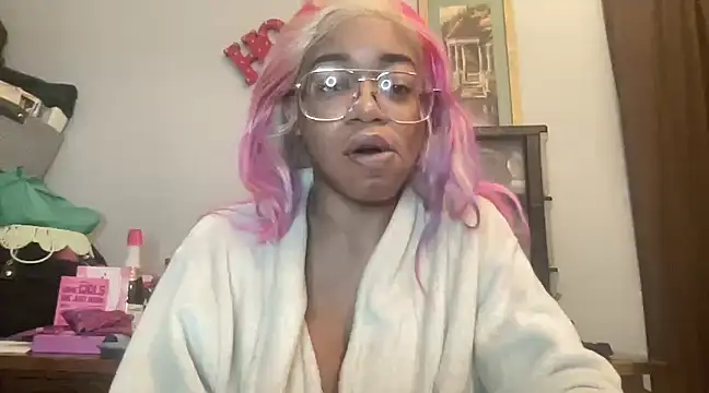 Snapshot of MommyConfident chatting on March 3, 12:04 am MommyConfident online show from March 3, 12:04 am