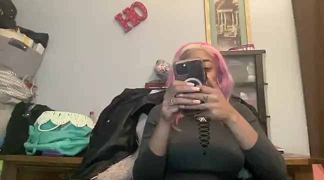 Snapshot of MommyConfident chatting on March 6, 6:19 am MommyConfident online show from March 6, 6:19 am