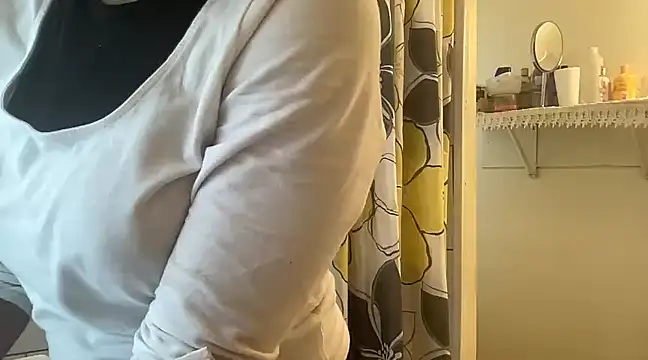 Snapshot of MommyConfident chatting on March 6, 7:43 pm MommyConfident online show from March 6, 7:43 pm