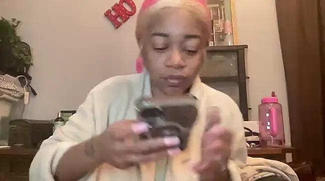 Snapshot of MommyConfident chatting on March 20, 3:47 pm MommyConfident online show from March 20, 3:47 pm