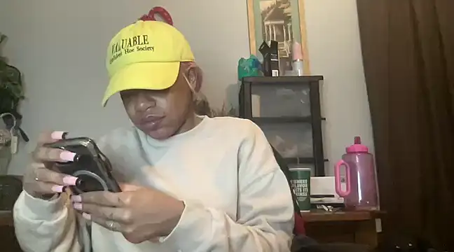 Snapshot of MommyConfident chatting on March 21, 1:56 am MommyConfident online show from March 21, 1:56 am