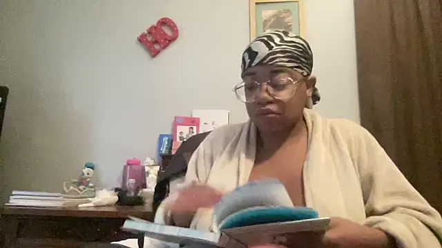 Snapshot of MommyConfident chatting on October 28, 1:03 pm MommyConfident online show from October 28, 1:03 pm