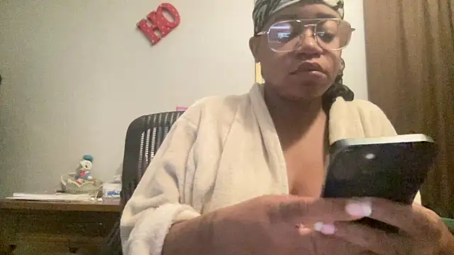 Snapshot of MommyConfident chatting on October 30, 1:34 pm MommyConfident online show from October 30, 1:34 pm