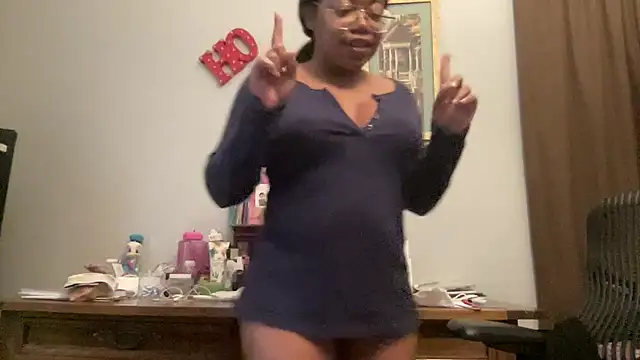 Snapshot of MommyConfident chatting on November 13, 3:22 pm MommyConfident online show from November 13, 3:22 pm